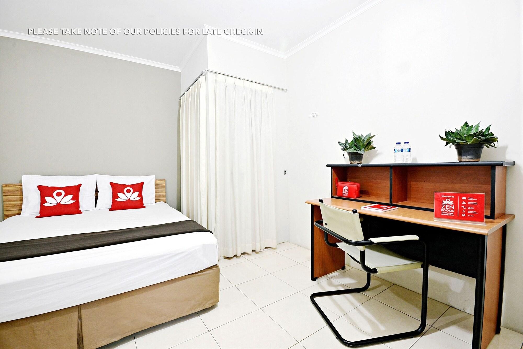 Zen Rooms Mampang Prapatan Jakarta Exterior photo